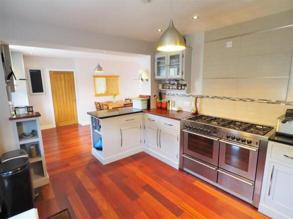 Stylish & Spacious Kitchen 020