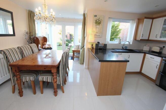 Kitchen/Dining...