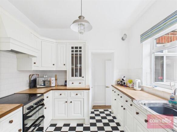 5 bed Detached for sale Image 6