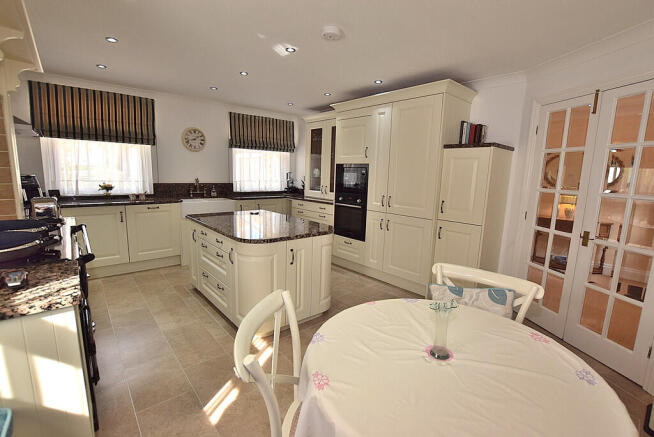 3 bed Semi-Detached for sale Image 11