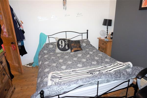 BACK BEDROOM 2 :
