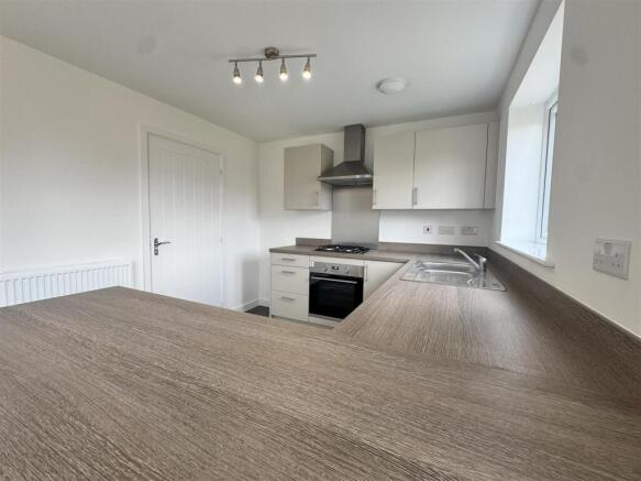3 bed Detached to rent Image 4