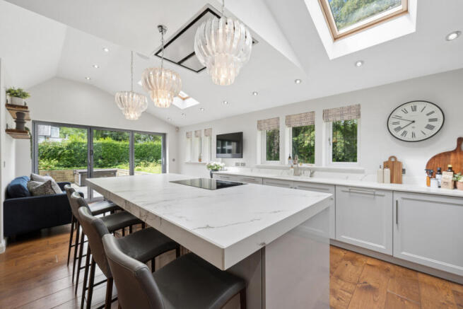 6 bed Detached for sale Image 7