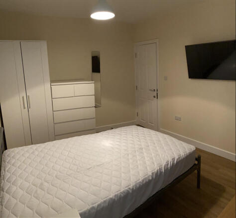 4 bed House to rent Image 8