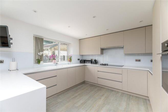 6 bed Detached for sale Image 9