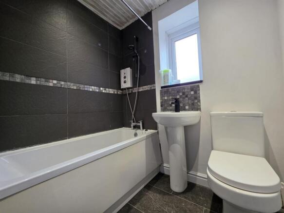 2 bed Terraced to rent Image 6