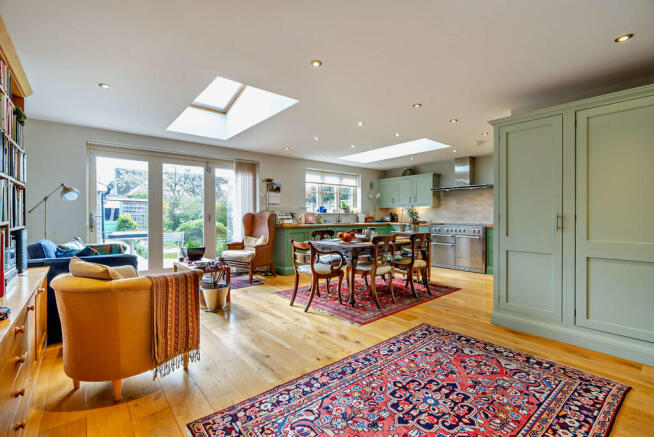 8589583-interior1...