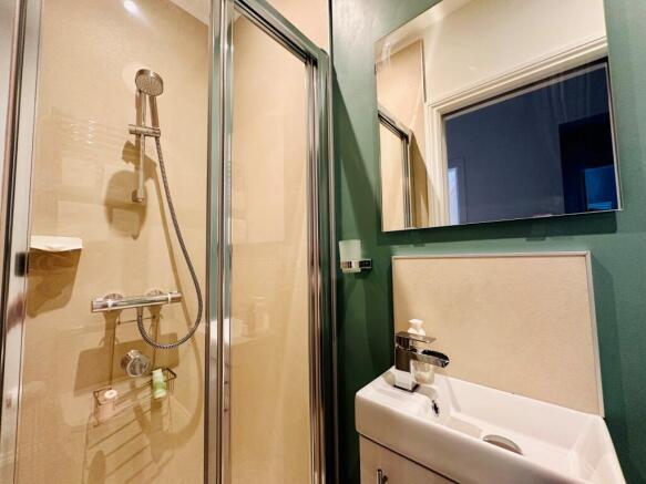 2 bed Flat to rent Image 9