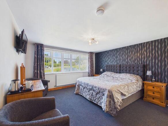 6 bed Detached Bungalow for sale Image 4