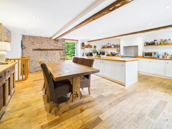 KITCHEN/FAMILY DINING ROOM