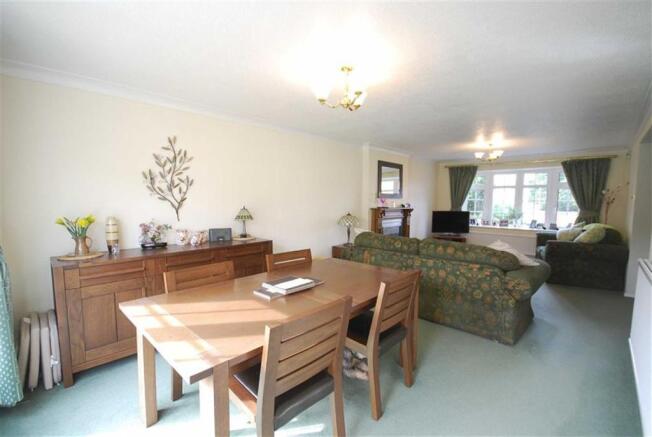 Lounge/Dining