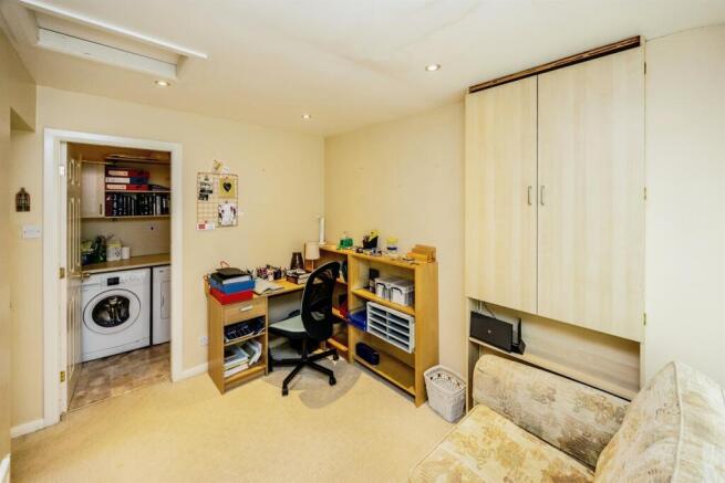 4 bed Semi-Detached for sale Image 10