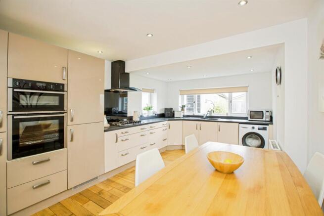 2 bed Semi-Detached Bungalow for sale Image 4