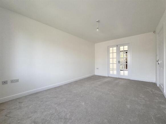 5 bed Link Detached House for sale Image 7