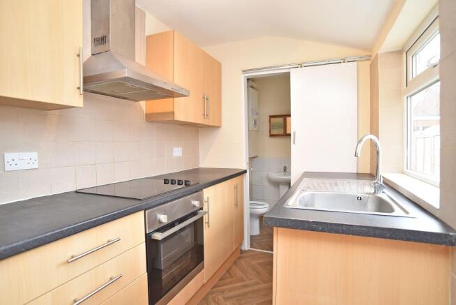 2 bed Terraced to rent Image 4