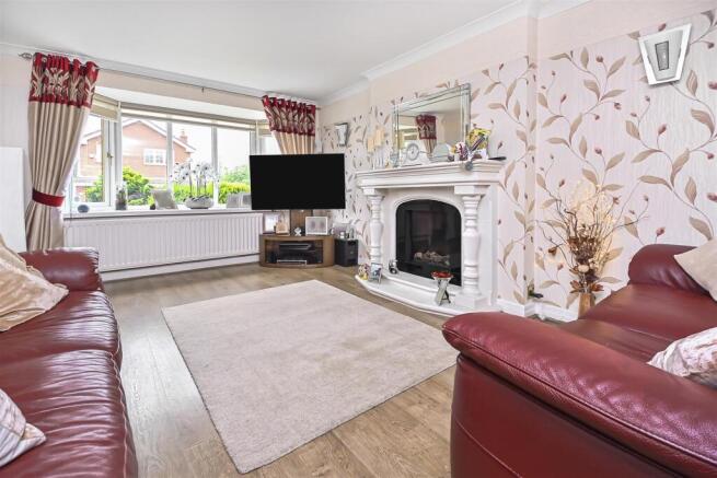 12 Ilkeston Drive Lounge (1).jpg