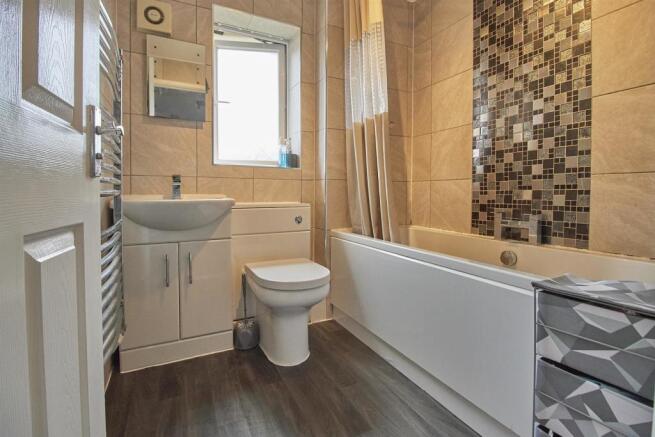 Family Bathroom to Rear