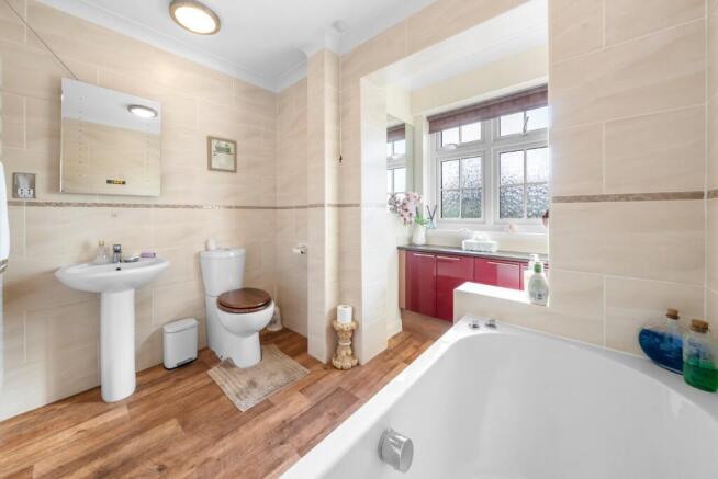 4 bed Bungalow for sale Image 12
