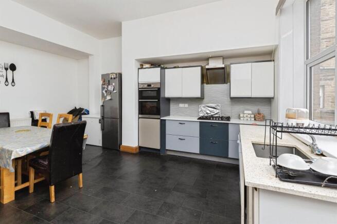 6 bed Semi-Detached for sale Image 5