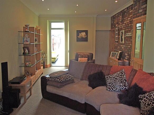 LOUNGE/DINER-PHOTO