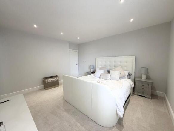 4 bed Semi-Detached for sale Image 11