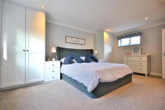 BEDROOM 1 (MASTER)