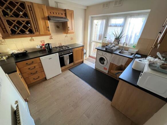 FITTED KITCHEN