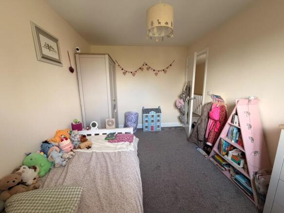 4 bed Semi-Detached to rent Image 8