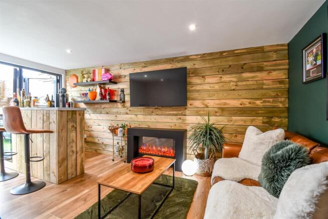 BAR & GAMES ROOM