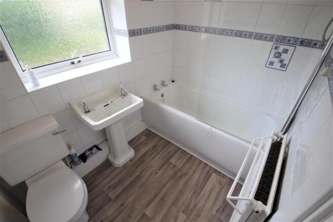 4 bed Semi-Detached to rent Image 10