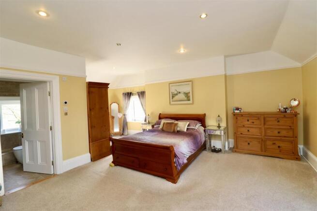 6 bed Detached for sale Image 10