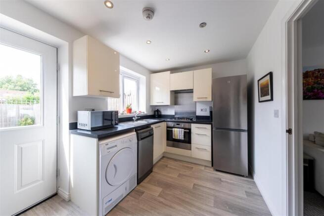 8 St James Court-002.jpg