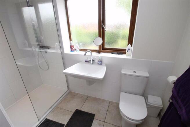 EN-SUITE SHOWER ROOM