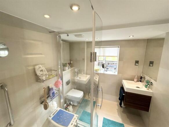 En Suite Shower Room: