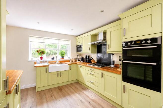 4 bed Detached for sale Image 8