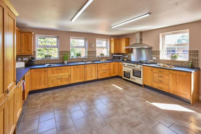 5 bed Detached for sale Image 10