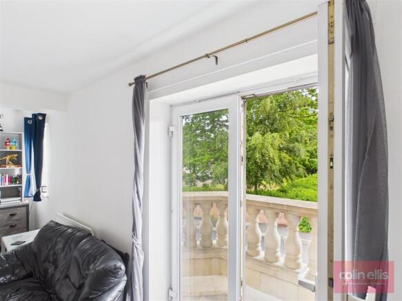 2 bed Flat for sale Image 5