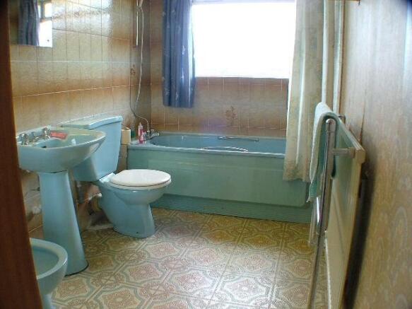 LARGE BATHROOM / WC