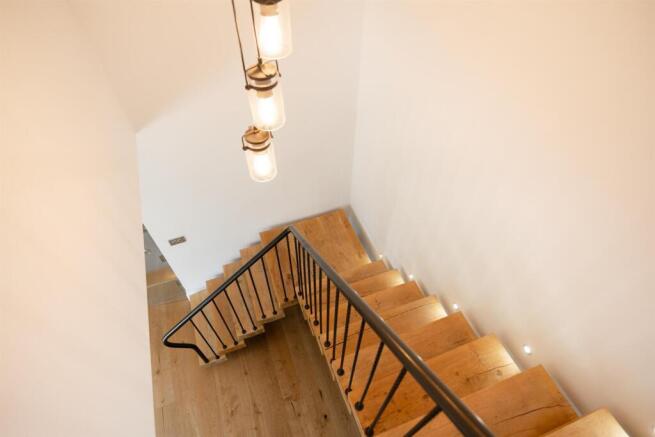 5 bed House for sale Image 10