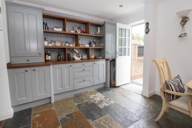 5 bed Detached for sale Image 8