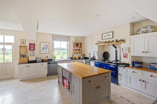 6 bed Detached for sale Image 4