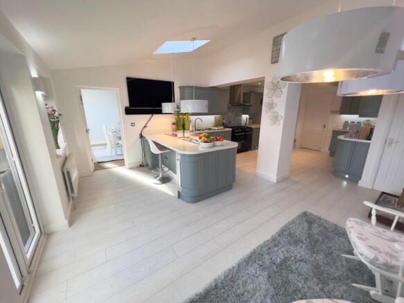 5 bed Semi-Detached for sale Image 6