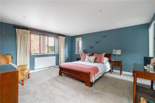 5 bed Detached for sale Image 7