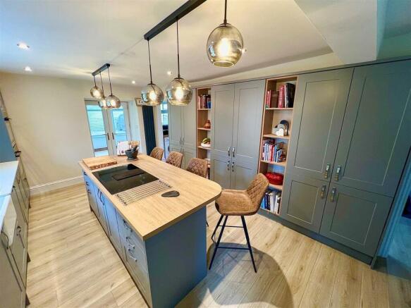 FITTED BREAKFAST KITCHEN