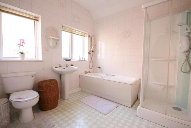 BATHROOM/WC