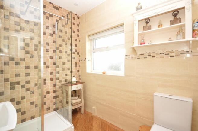 BATHROOM/SHOWER ROOM