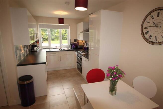 KITCHEN / DINING ROO