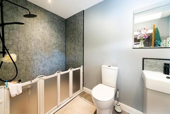 5 bed Detached for sale Image 12