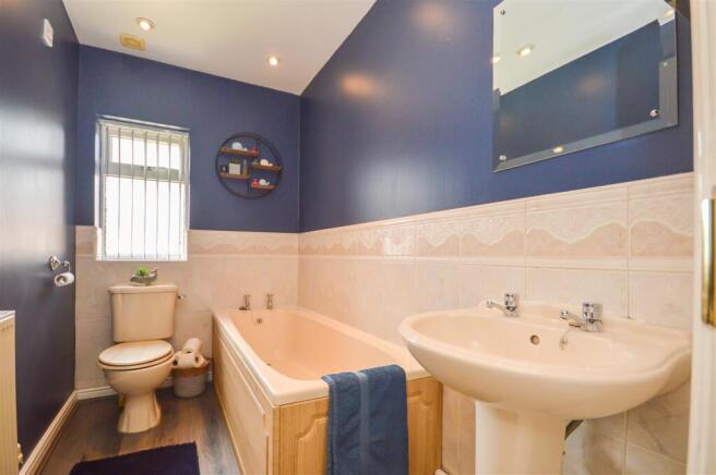 4 bed Detached for sale Image 10