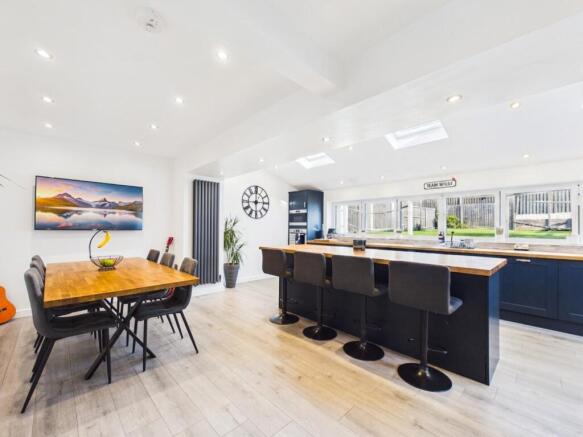 4 bed Semi-Detached for sale Image 5